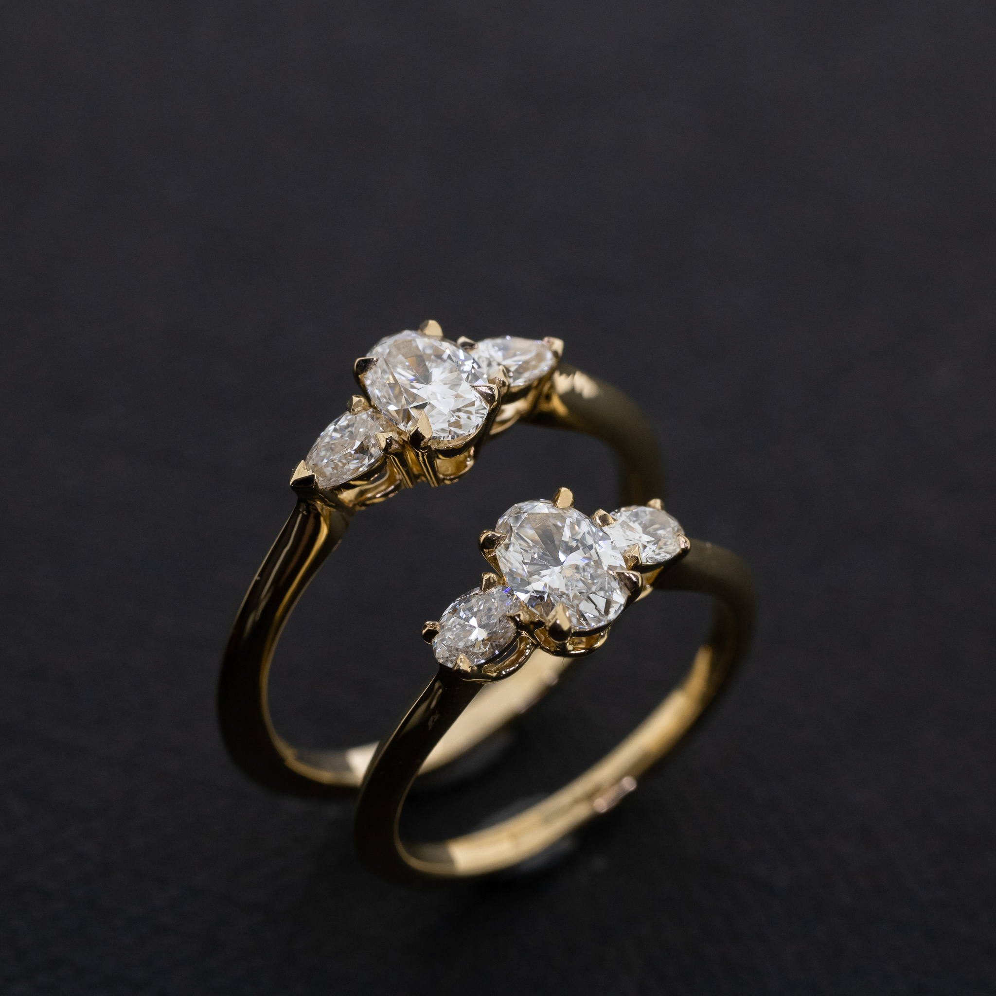bague trilogie diamants tailles poires et diamants tailles ovales en or jaune